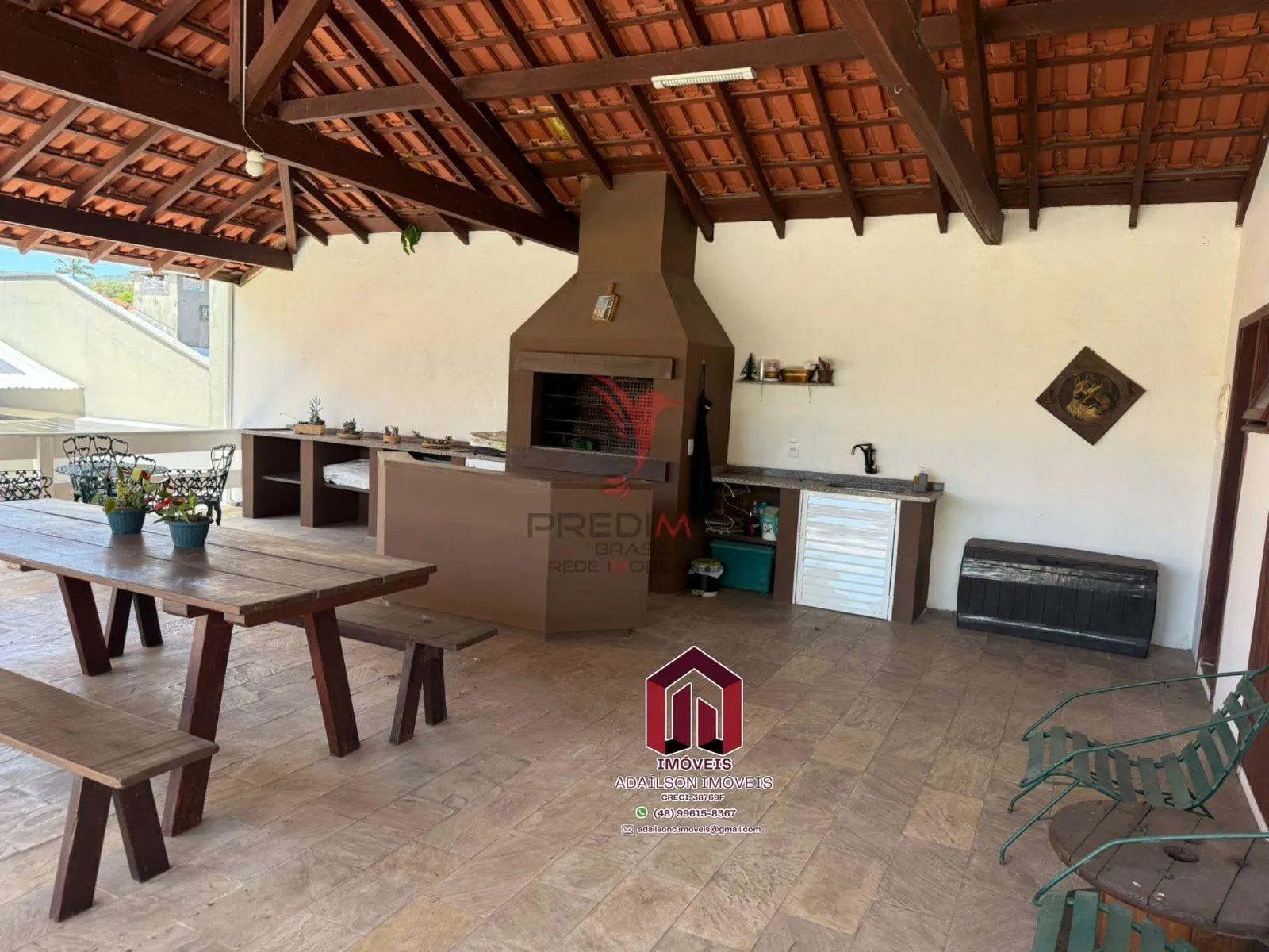 Imagem Linda Casa em Florianópolis, SC Brasil -Bairro Trindade com 4 dormitórios, sendo 2 suítes