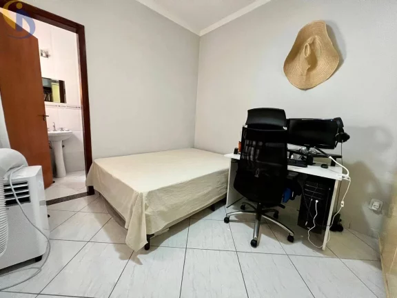 Imagem CASA TÉRREA/ 2 QUARTOS, SENDO 1 SUÍTE/ ÁREA GOURMET - PISCINA/ COND. DÁLIAS