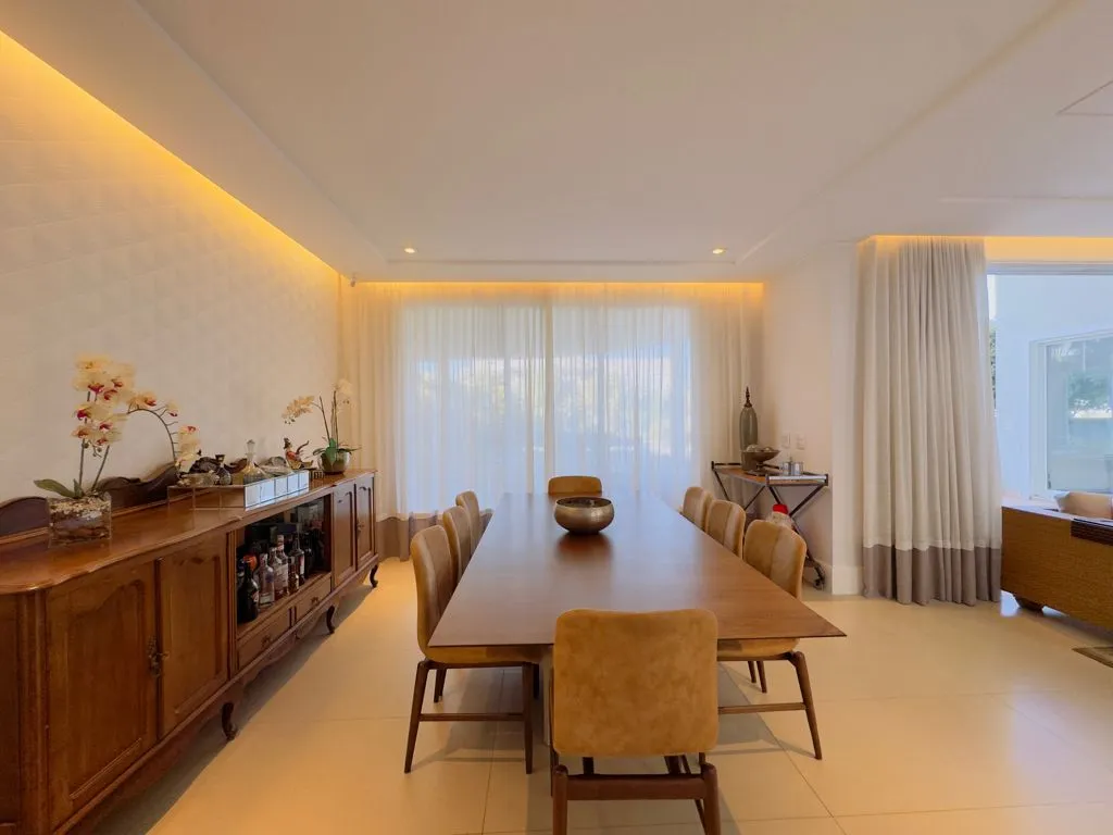 Imagem Casa de Luxo em Condomínio à Venda em Valinhos-SP, 4 Suítes, 3 Salas, 7 Banheiros, 4 Vagas de Garagem 460m²