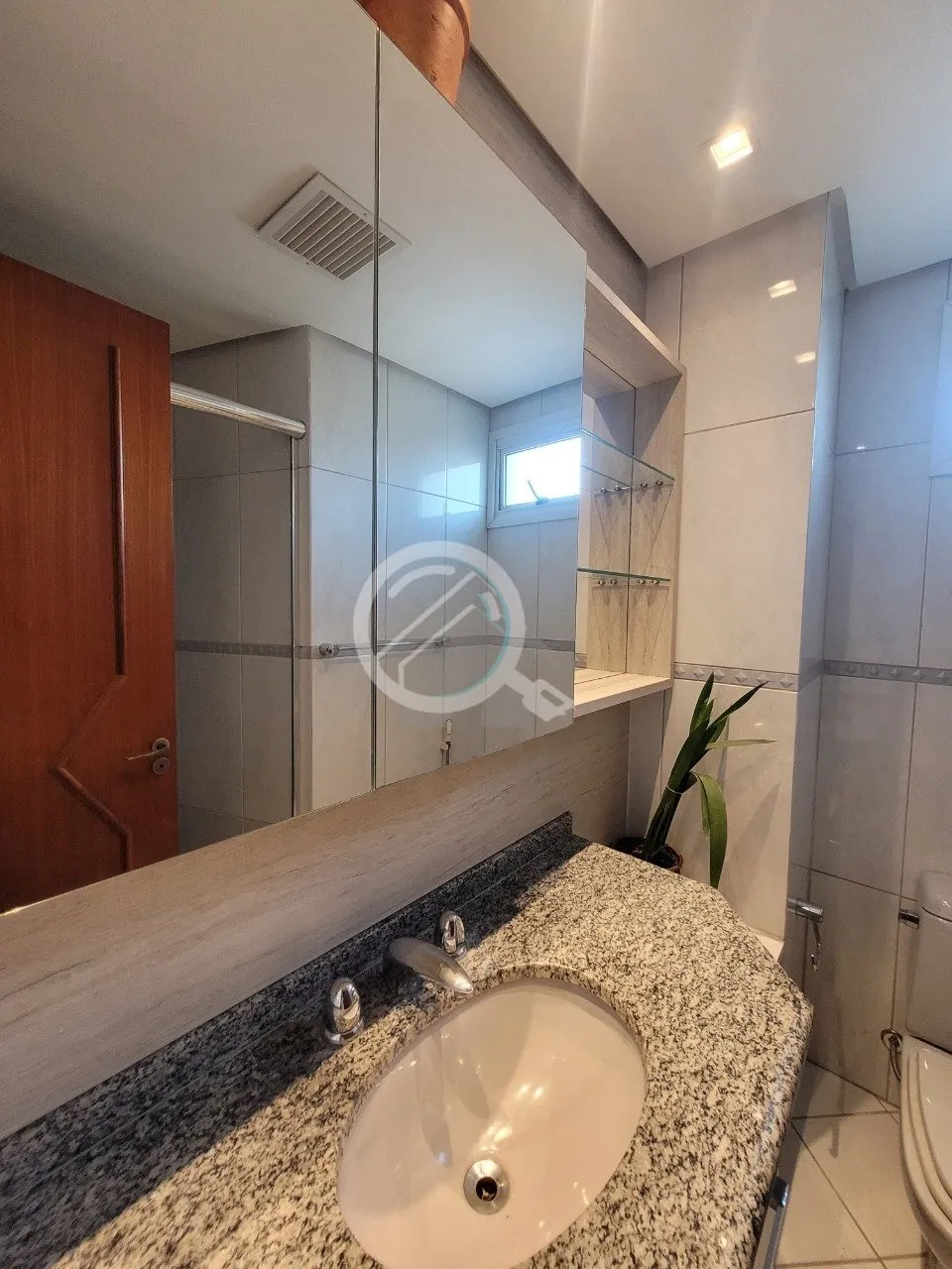 Imagem Apartamento semimobiliado de 75 m², 2 dormitórios sendo 1 suíte e 2 vagas de garagem no bairro Pe...