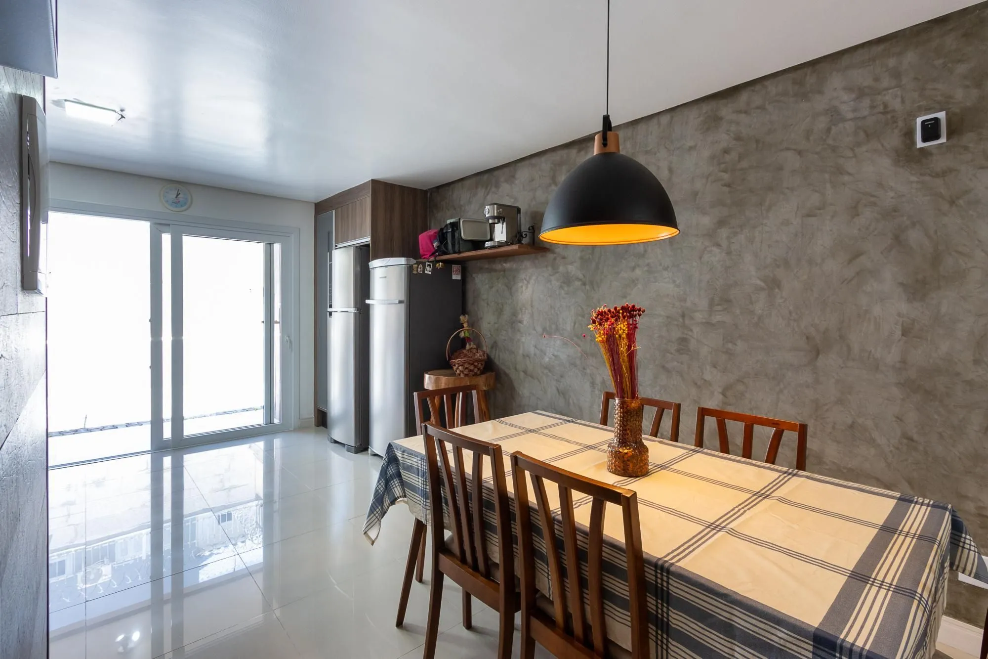 Imagem Sobrado com 2 suites e 2 vagas de garagem - Bairro Guarujá