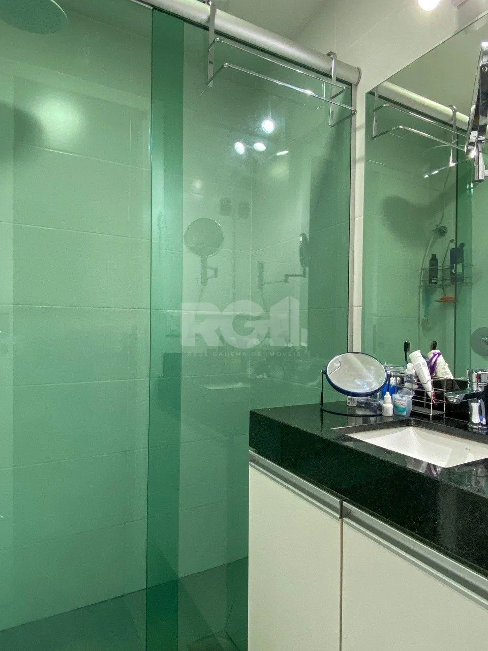 Imagem Apartamento em prédio premiado, totalmente montado, no miolo do Menino Deus