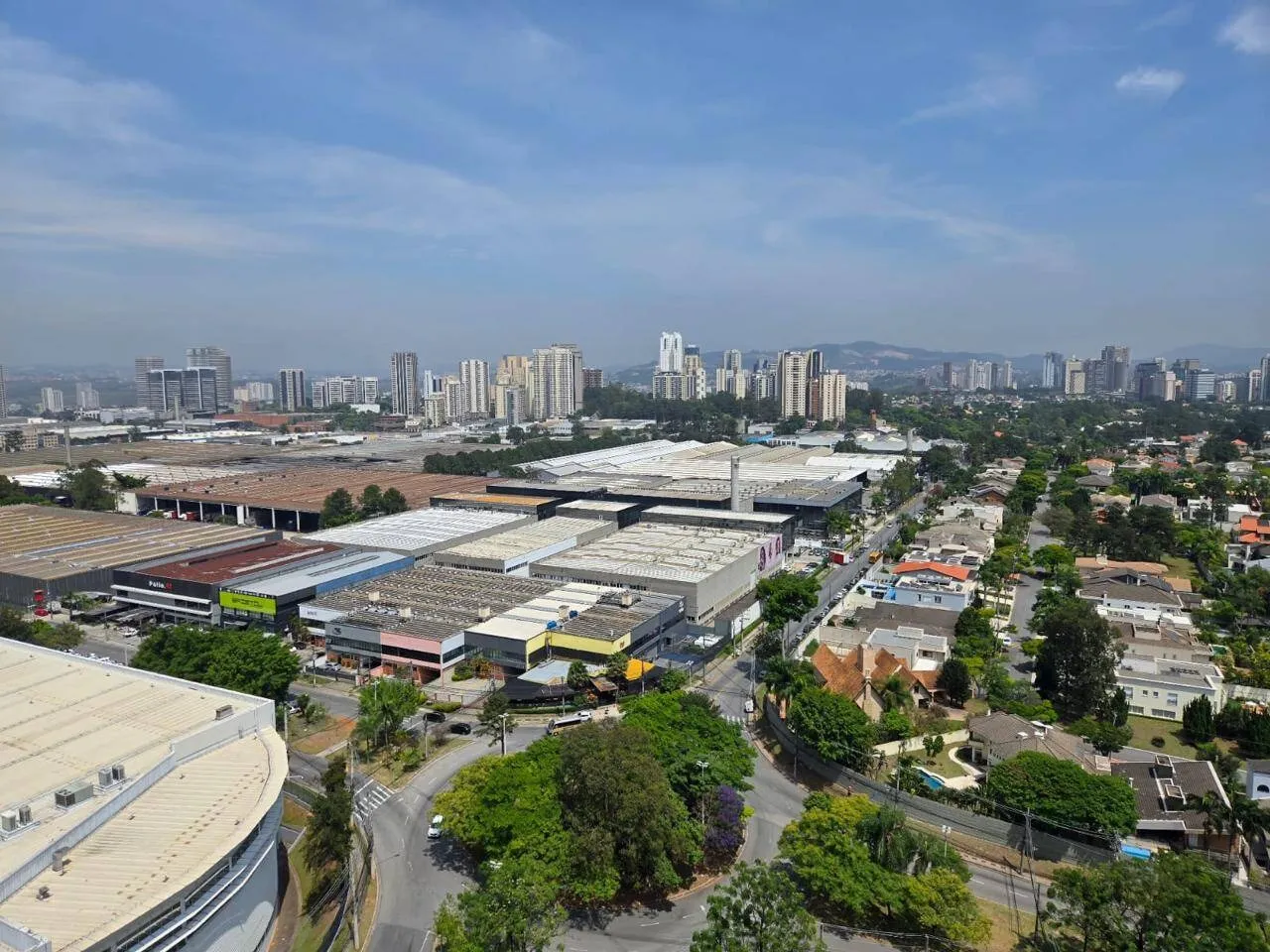 Imagem Apartamento Novo e Mobiliado no Tamboré - 2 Quartos e Varanda