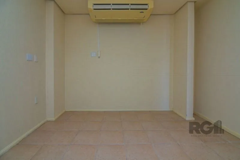 Imagem MÁFFER IMÓVEIS ALUGA CONJUNTO COMERCIAL - 187m² DE ÁREA PRIVATIVA Imóvel corporativo de alto padrão, ideal para empresas que buscam espaço amplo, funcional e com excelente logística de acesso.