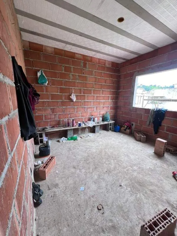 Imagem MEIO LOTE+PORÃO EM BAIXO+3QUARTOS+2VAGAS