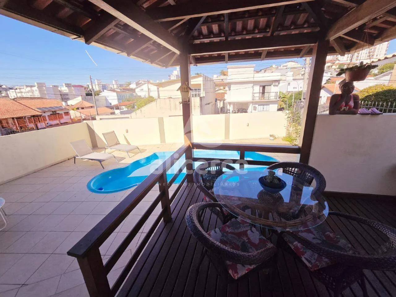 Se você busca espaço, conforto e ótima localização, essa casa é perfeita para você!