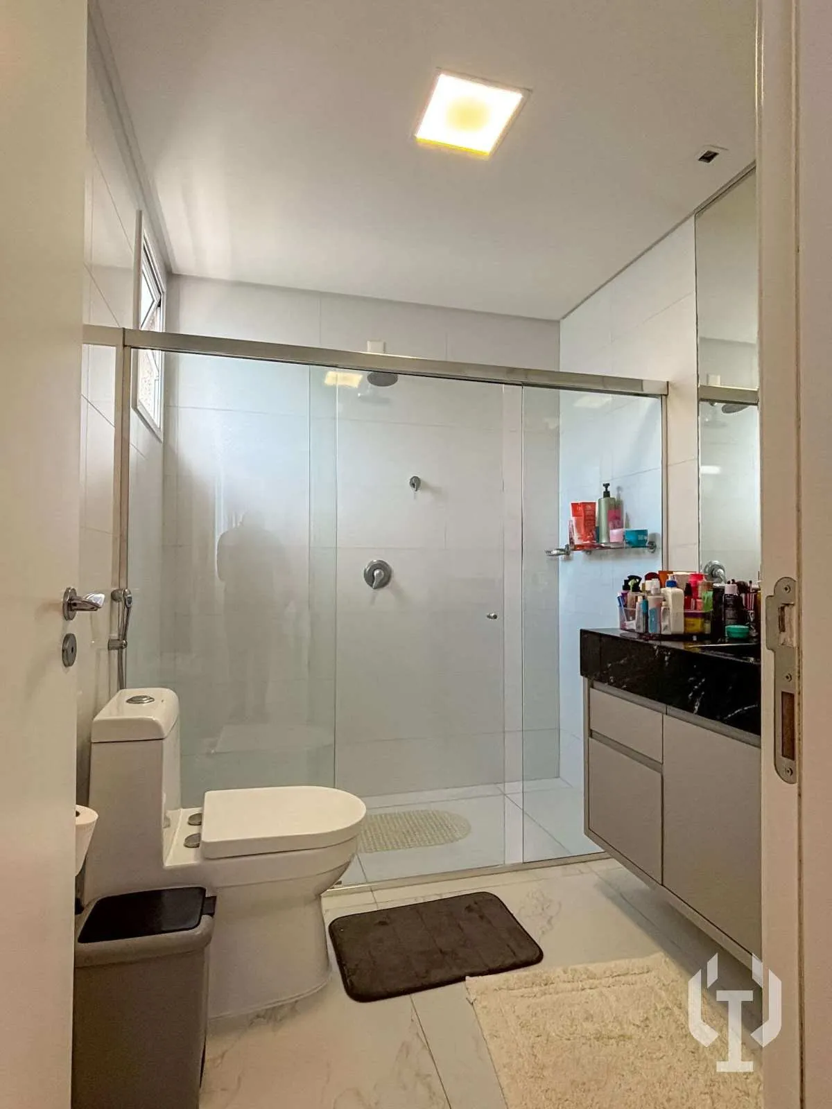 Imagem Apartamento de 4 suítes na quadra do mar em Meia Praia