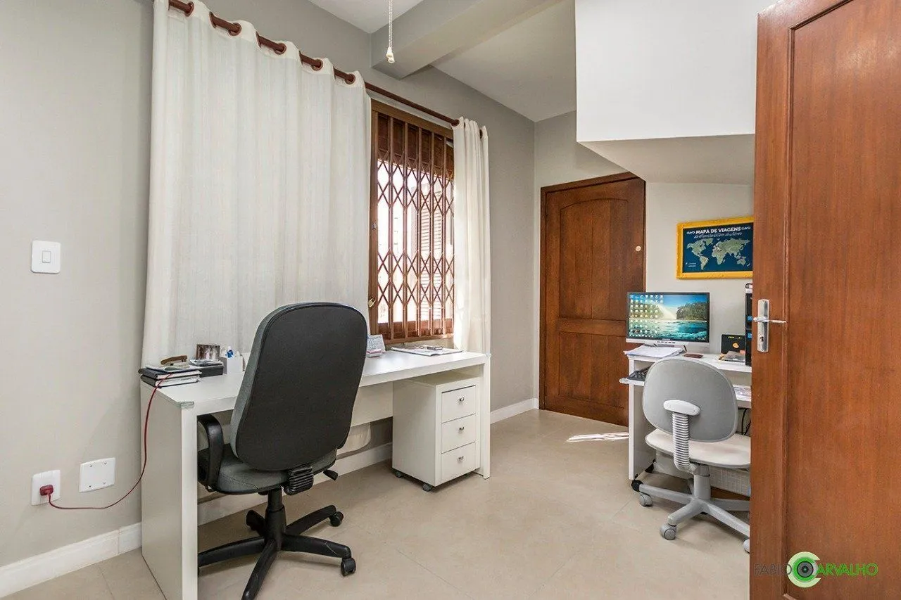 Imagem Sobrado para Venda - 335m², 4 dormitórios, sendo 2 suites, 3 vagas - Petrópolis