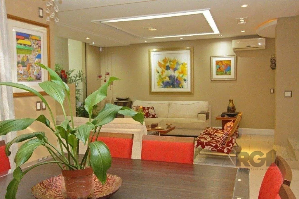 Imagem Excelente casa de 330m² com 3 dormitórios, piscina e 3 vagas.