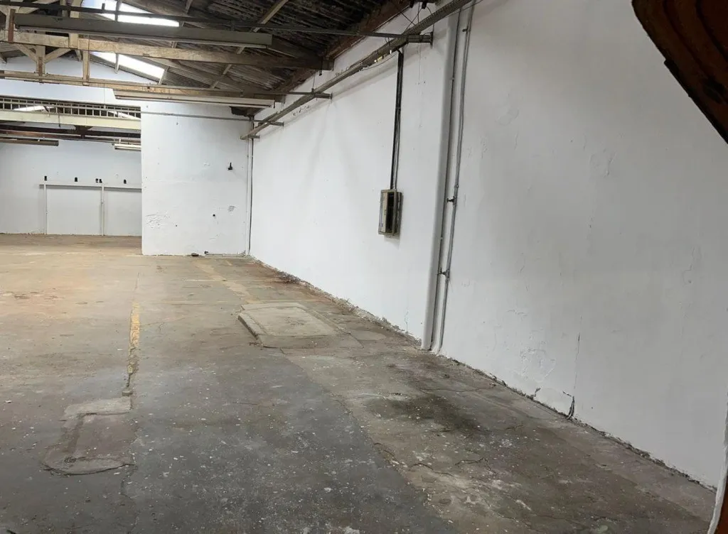 Imagem Galpão Comercial na Vila Antonieta - São Paulo-SP 380m² - 5 Banheiros Venda ou Locação