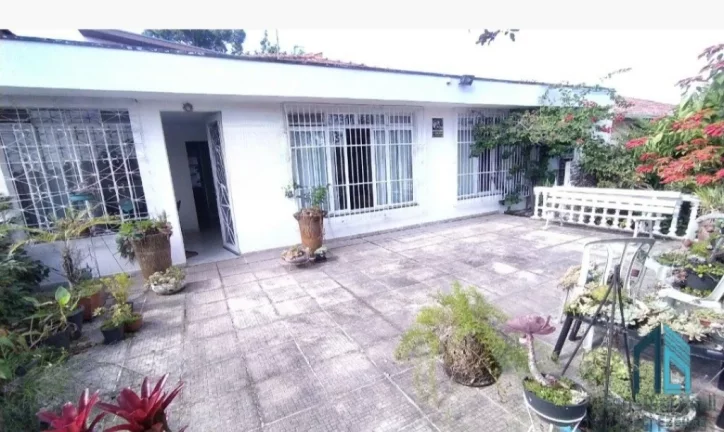 Imagem Casa a venda Semi mobiliada, 05 quartos, em ótima localização, no Bacacheri em Curitiba PR