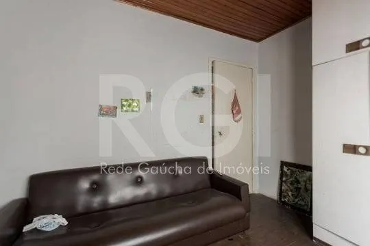 Imagem Casa composta por seis(6) dormitórios, no bairro Passo da Areia em Porto Alegre/RS.