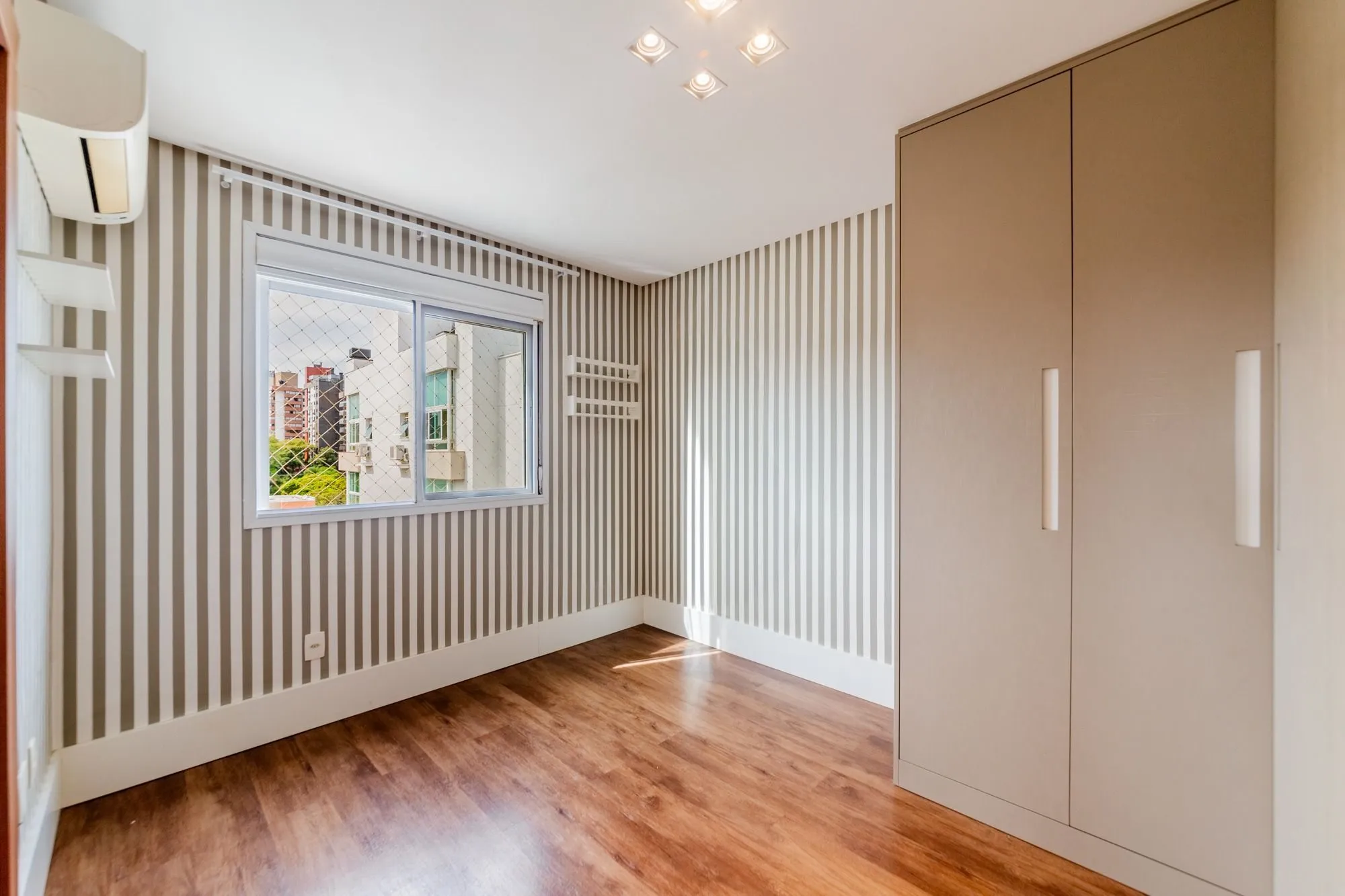 Imagem Apartamento semimobiliado, com 94m privativos, 2 suites e 3 vagas de garagem