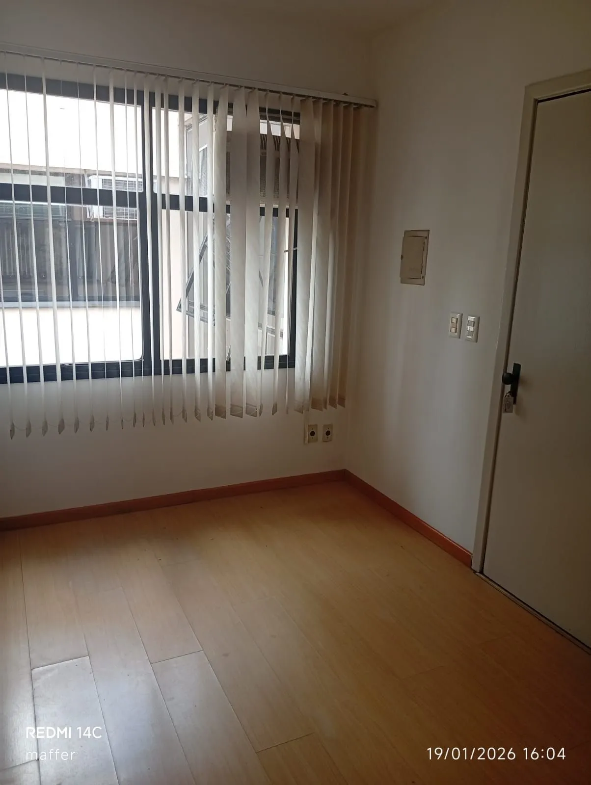 Imagem EXCELENTE SALA COMERCIAL - VENDA / LOCAÇÃO Av. Cristóvão Colombo, 2427 - Floresta | Porto Alegre/RS Junto à Av. Nova York - localização estratégica e valorizada