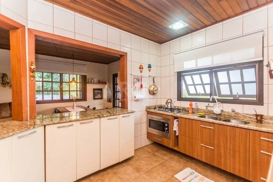 Imagem CASA DE 2 DORMITÓRIOS, PISCINA, CHURRASQUEIRA E 2 VAGAS DE GARAGEM NO BAIRRO HÍPICA