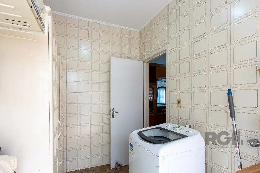 Imagem Casa com 4 quartos, suíte, churrasqueira, lareira, garagem coberta e lindo jardim.