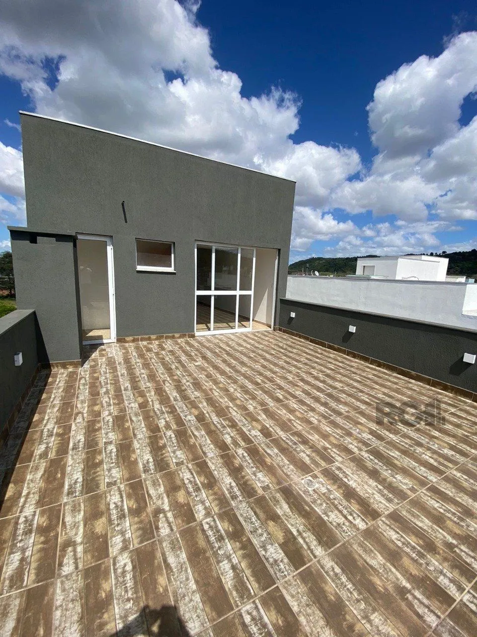 Imagem Casa com 03 Dormitórios / Amplo Terraço e Pátio