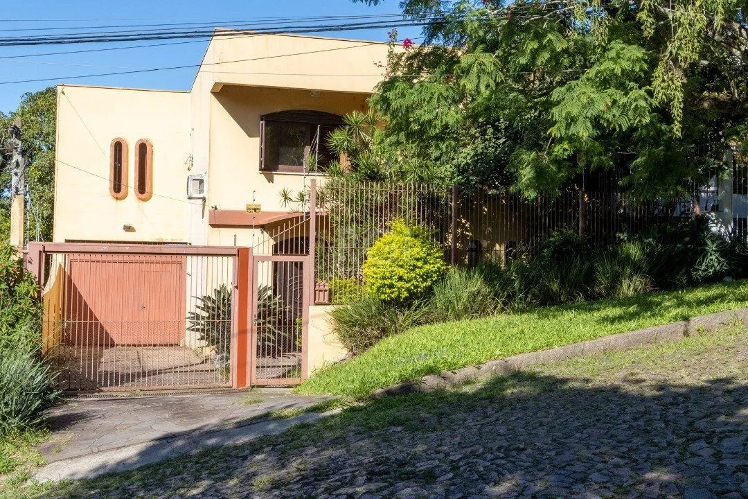Imagem Sobrado com 345m² privativos, 3 suites, 2 vagas, churrasqueira. pátio com piscina - Bairro Cristal