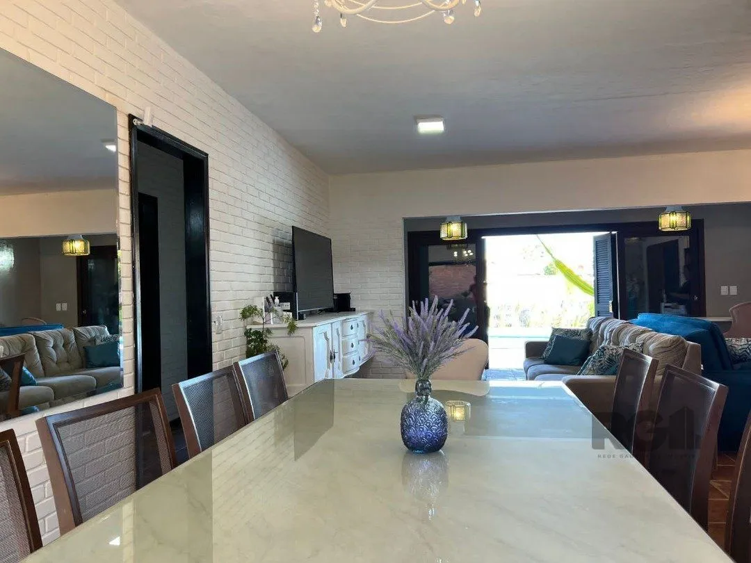 Imagem Casa avulsa em Atlântida, totalmente reformada, com 5 dormitórios , duas suítes, pátio arborizado com piscina e churrasqueira.