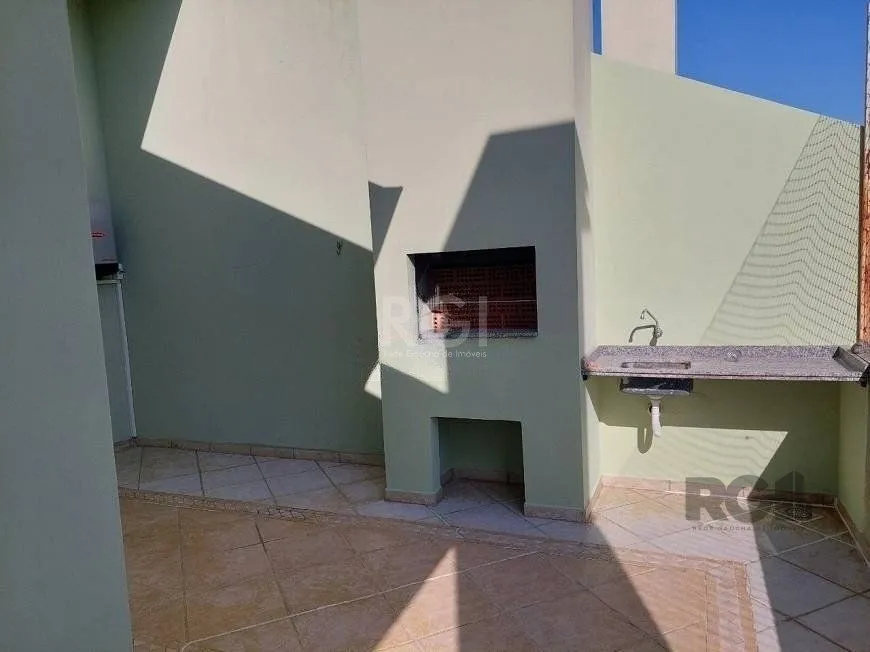 Imagem Casa com 03 dormitórios, 01 suíte, pátio, terraço com churrasqueira e vaga de garagem para 03 carros no bairro Ipanema