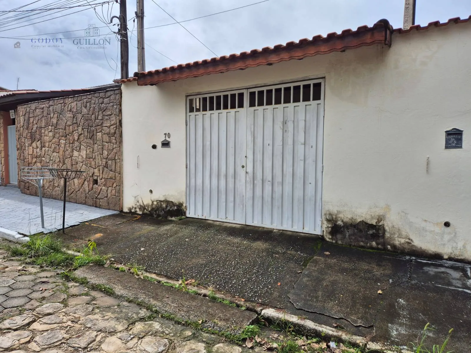 Imagem Renda Garantida e Ótima Localização: 2 Casas à Venda em Bairro Consolidado