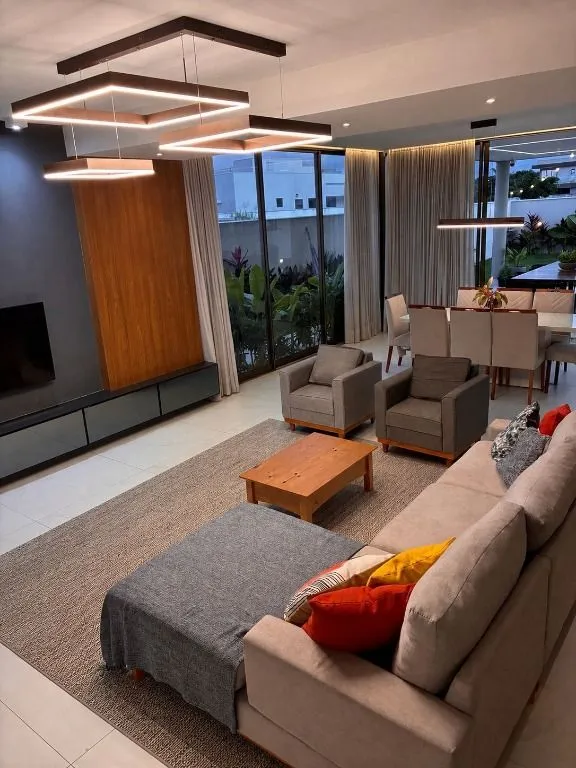 Imagem Casa de alto padrão no Alphaville com 5 suítes, espaço gourmet, home office, sala de TV e projeto moderno.