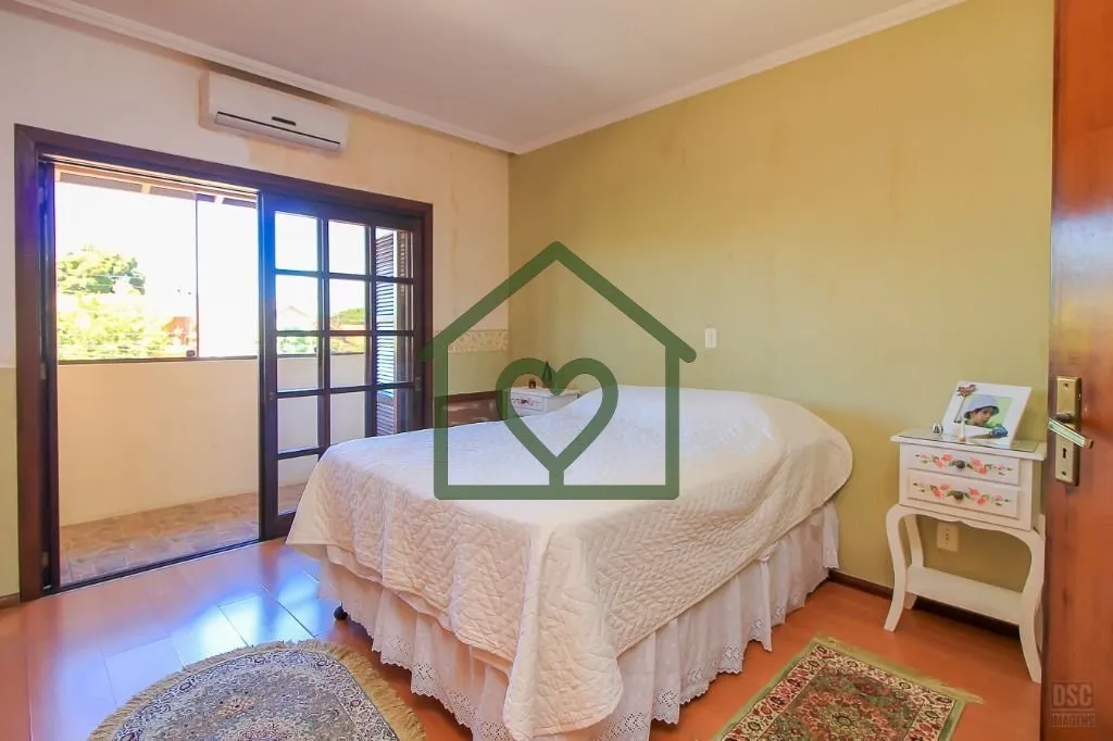 Imagem Casa, estilo sobrado, social integrado com lareira, jantar, cozinha com armários, pátio, pergolado...