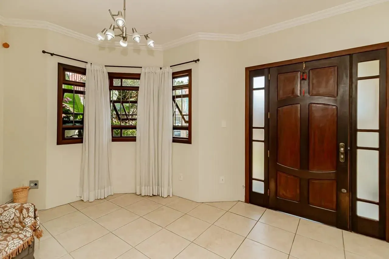 Imagem Casa com 4 dormitórios e 2 pavimentos em ótimo estado de conservação .