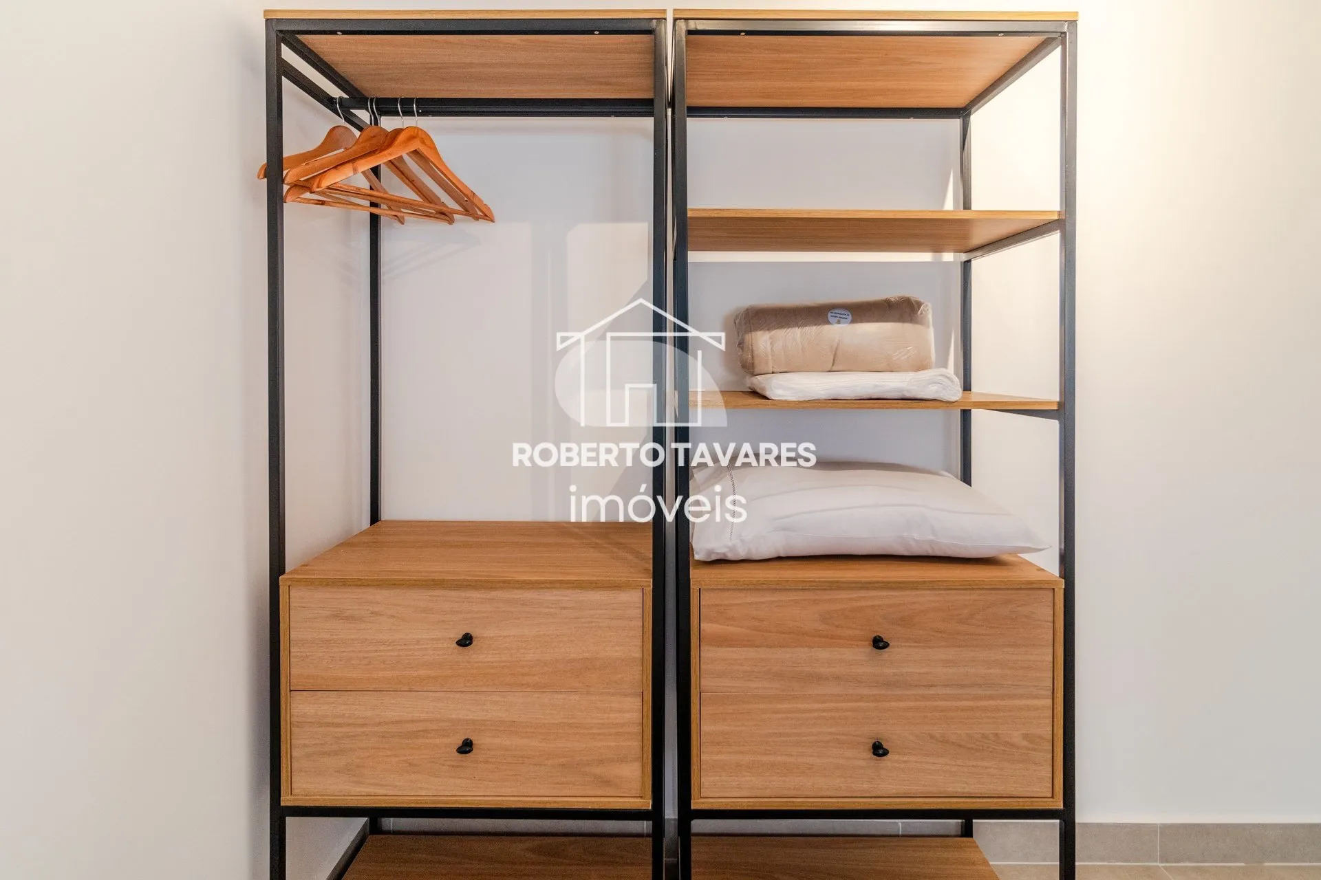 Imagem Apartamento totalmente mobiliado. VENDA DE PORTEIRA FECHADA - O imóvel conta com 2 quartos, sendo 1 suíte, além de uma vaga de garagem.