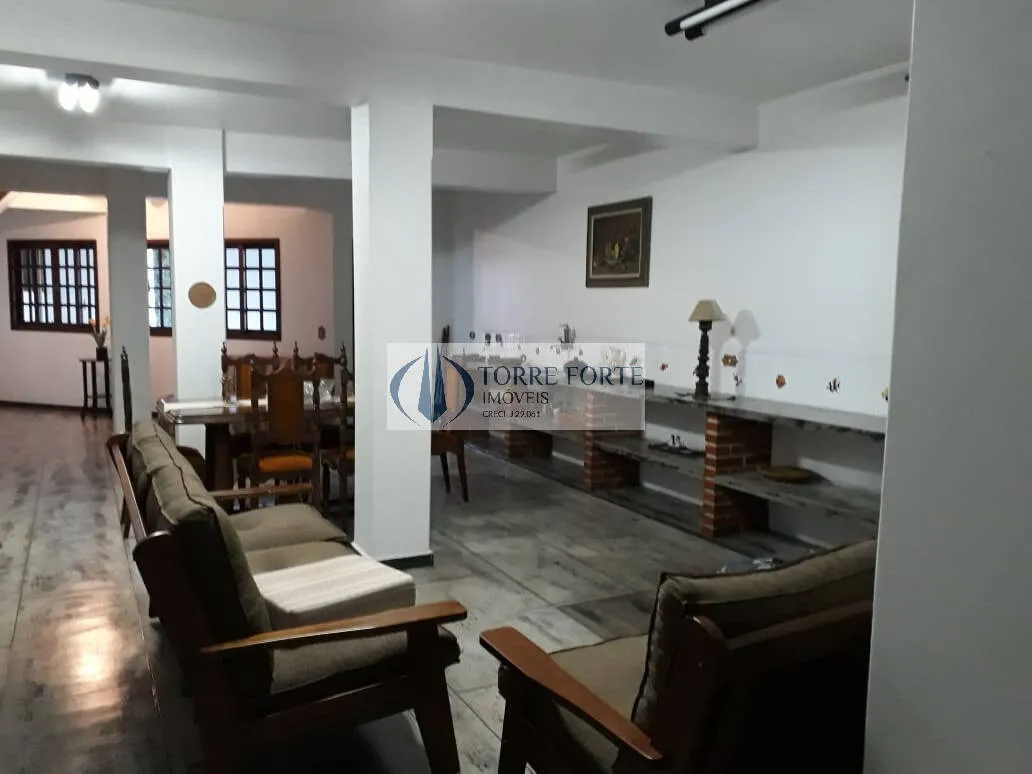 Imagem Casa espaçosa, com 380 m², 3 dormitórios sendo 1 suíte 4 banheiros, 2 vagas