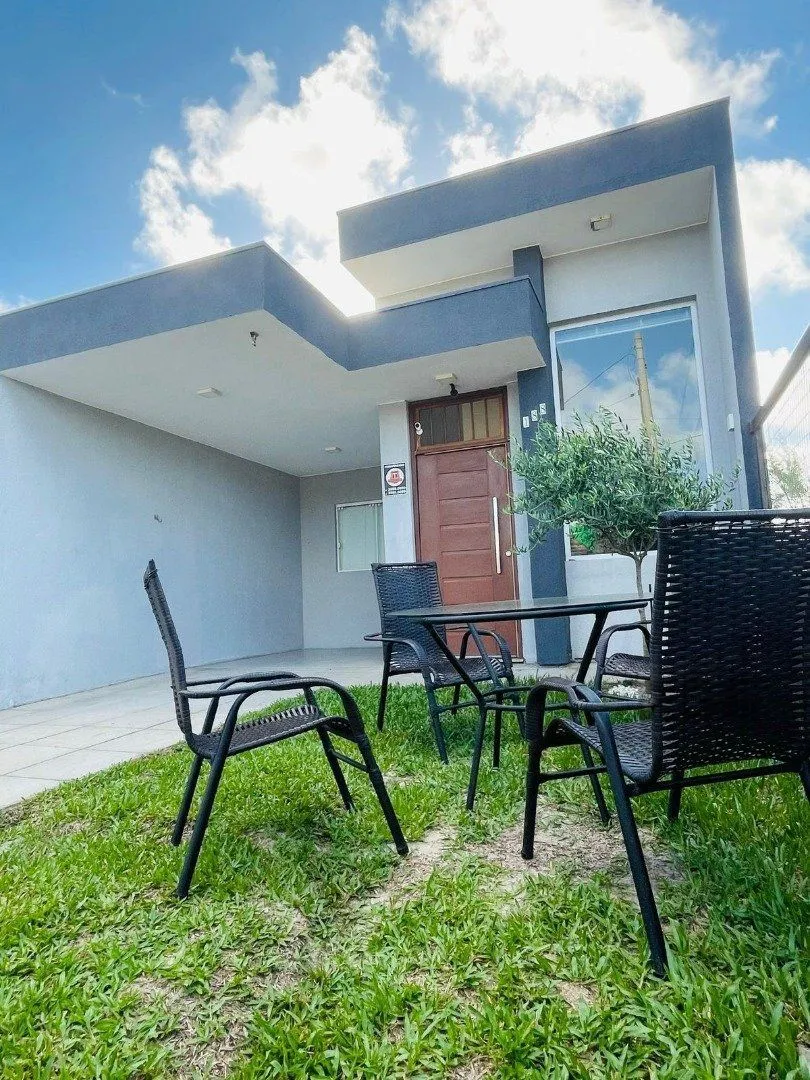 Imagem CASA COM 4 DORMITORIOS SUITE , A 3 QUADRAS DO MAR !!
