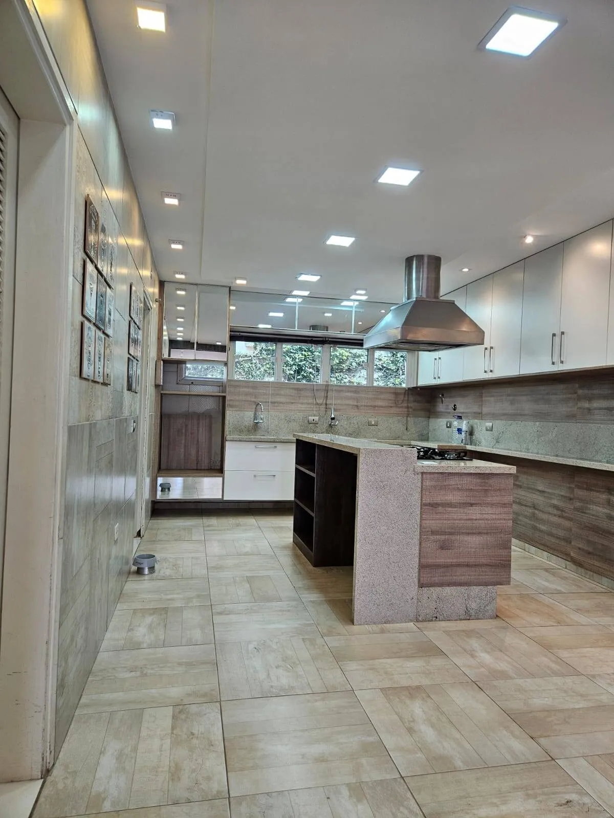 Imagem Linda Casa Nova em Higienópolis - 700m² de Terreno, 4 Suítes e Área de Lazer Completa