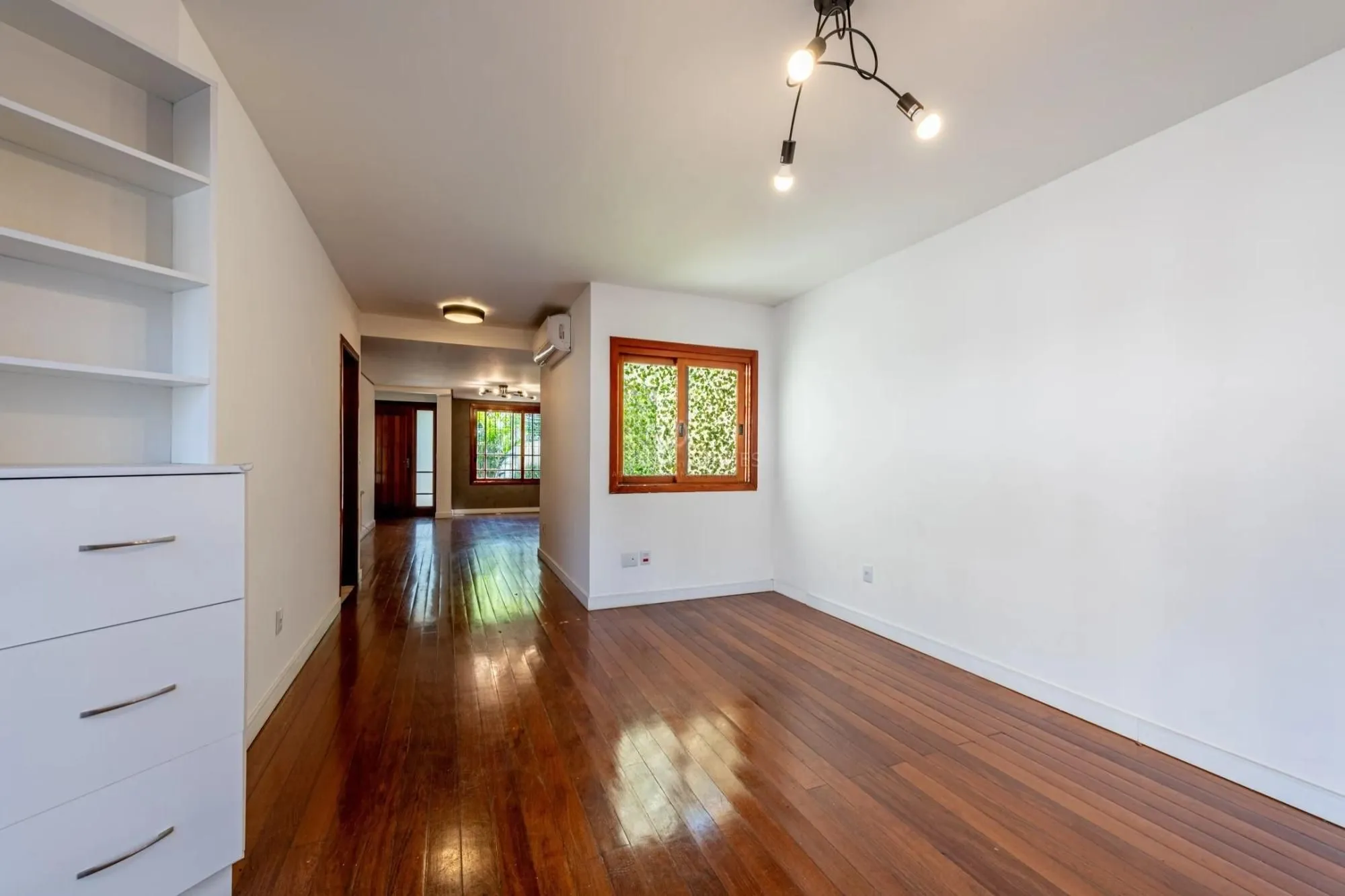 Imagem Casa em condomínio com 3 dormitórios, suíte e 2 vagas.