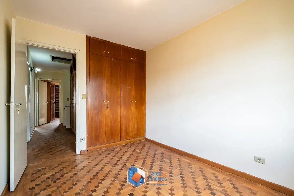 Imagem Sobrado para venda em Vila Santo Antônio com 6 quartos, sendo 1 suíte, 236m²