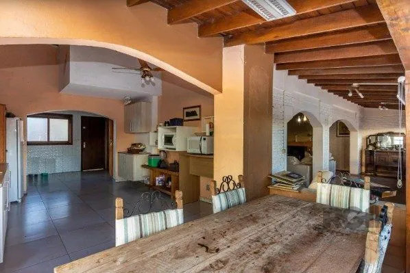 Imagem Casa no Bairro Vila Assunção com 4 dormitórios sendo 1 suíte e vista para o Guaíba