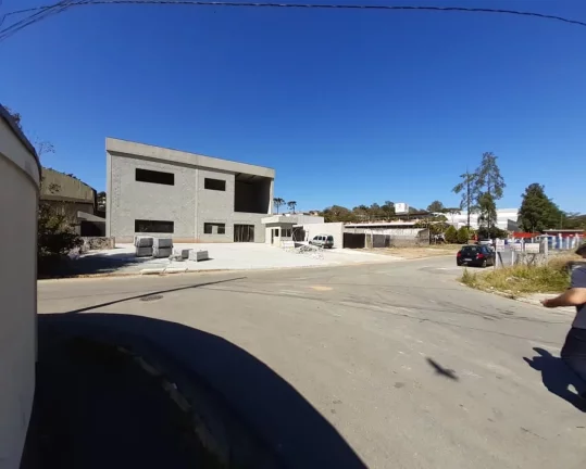 Imagem LOCAÇÃO GALPÃO 1.700,00 M ÁREA CONSTRUÍDA TERRENO 3.248,00 M 25 VAGAS ENTRADA PARA CAMINHÃO ESTRADA EMBÚ / COTIA 600 METROS ROD. RAPOSO TAVARES