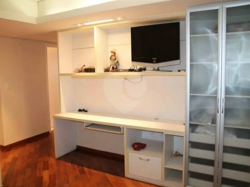 Imagem Sobrado de Luxo no Campo Belo: 3 Quartos, 3 Suítes, 6 Banheiros, 10 Vagas de Garagem e 682m² - São Paulo-SP