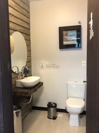 Imagem Casa alto padrão com 5 suítes na Praia dos Amores.
