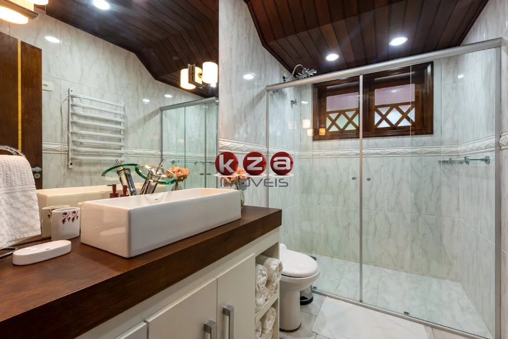 Imagem Imperdível: Casa de luxo à venda em Campos do Jordão-SP, bairro Manancial, 5 quartos, 5 suítes, 3 salas, 6 banheiros, 4 vagas, 650m²