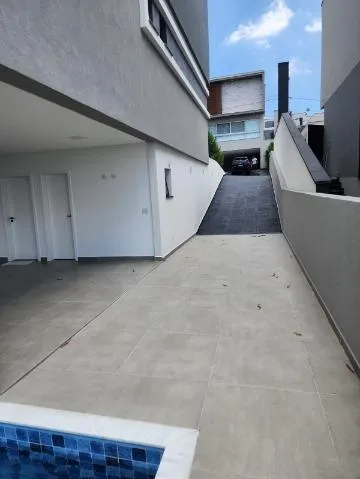 Imagem VENDA DE SOBRADO MODERNO NO CONDOMÍNIO ARUJÁ V, EM ARUJÁ/SP, com 300m², 04 suítes, sala 03 ambientes, piscina e garagem para 04 carros. CONSULTE-NOS.