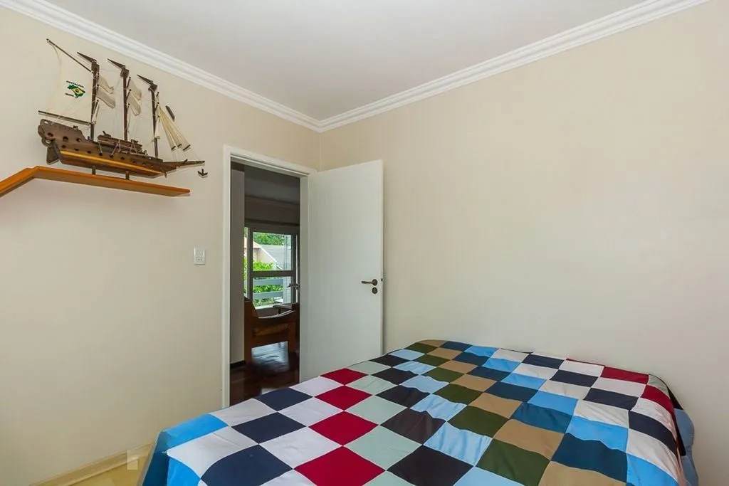 Imagem Casa de 4 dormitórios à venda no Bairro Ipanema - Porto Alegre