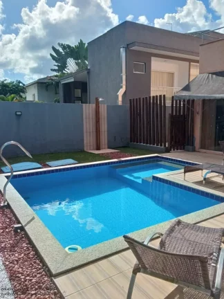 Imagem Luxuosa Casa em Condomínio à Venda em Camaçari-BA, Vila de Abrantes: 4 Quartos, 4 Suítes, 2 Salas, 2 Banheiros, 4 Vagas, 280m².