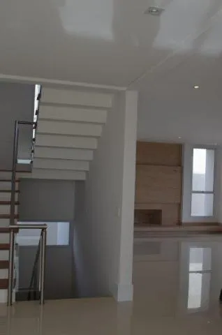 Imagem VENDA DE SOBRADO NO CONDOMÍNIO VERDES LAGOS, EM ARUJÁ/SP, com 453m², 05 suítes, piscina, churrasqueira, 03 salas e 04 vagas cobertas, CONSULTE-NOS.