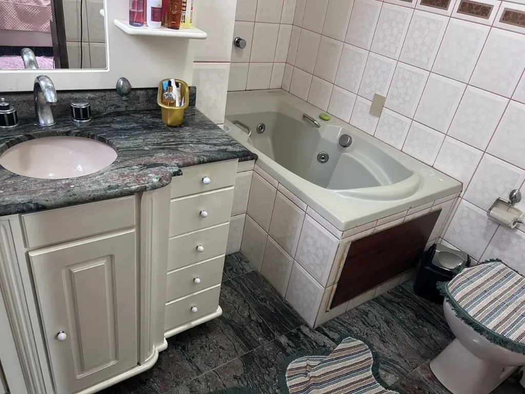 Imagem Imperdível casa à venda em Santo André-SP, Vila Humaitá: 3 quartos, 1 suíte, 2 banheiros, 3 vagas - 225m²!