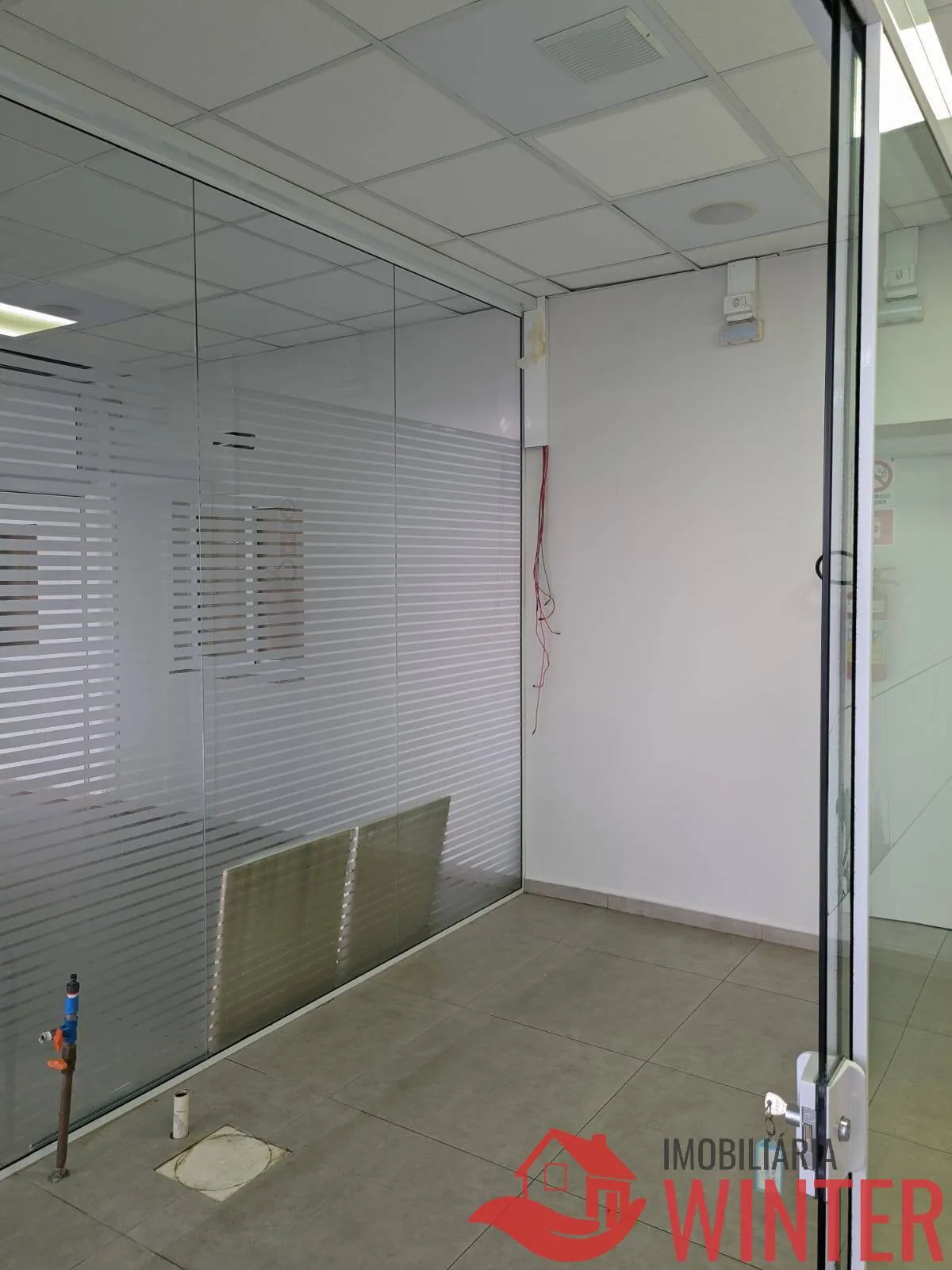 Imagem Sala de esquina terrea com 210m2