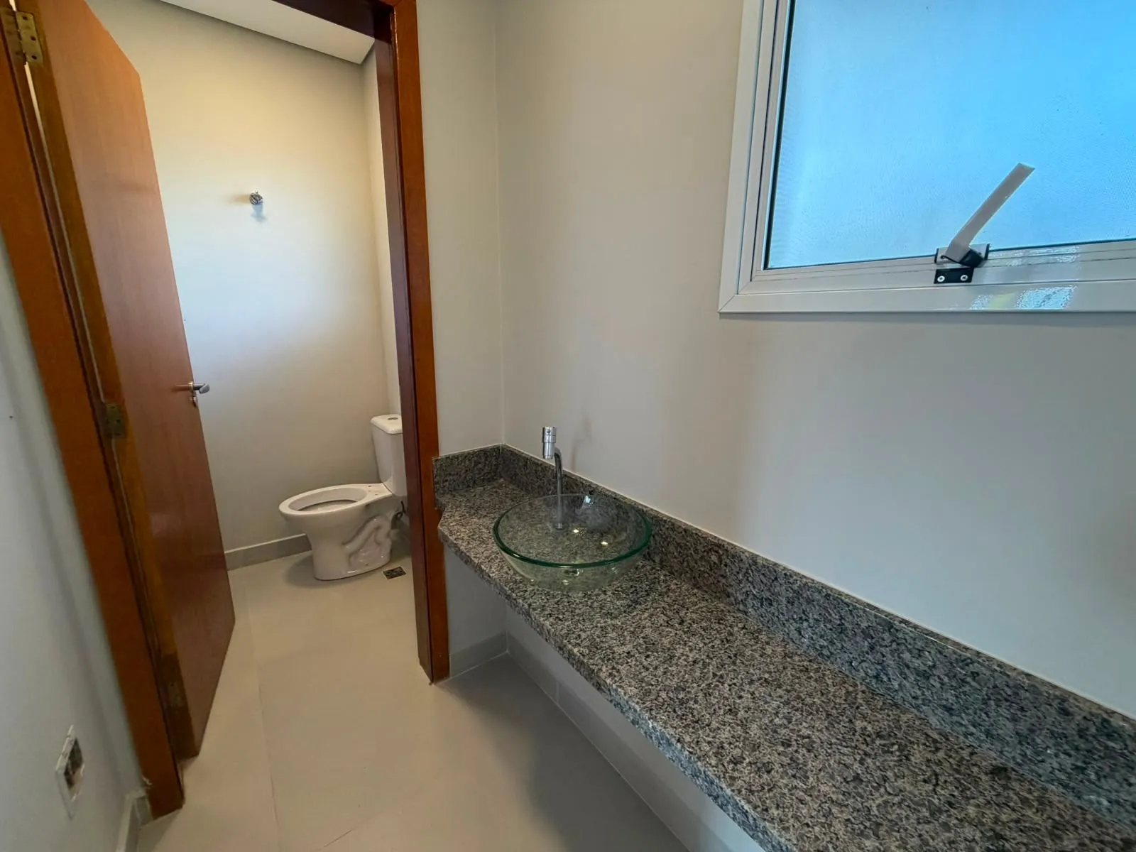 Imagem Casa à Venda, com 3 dormitórios, suíte master com closet, piscina, área gourmet e 147 m², no Golden Park II