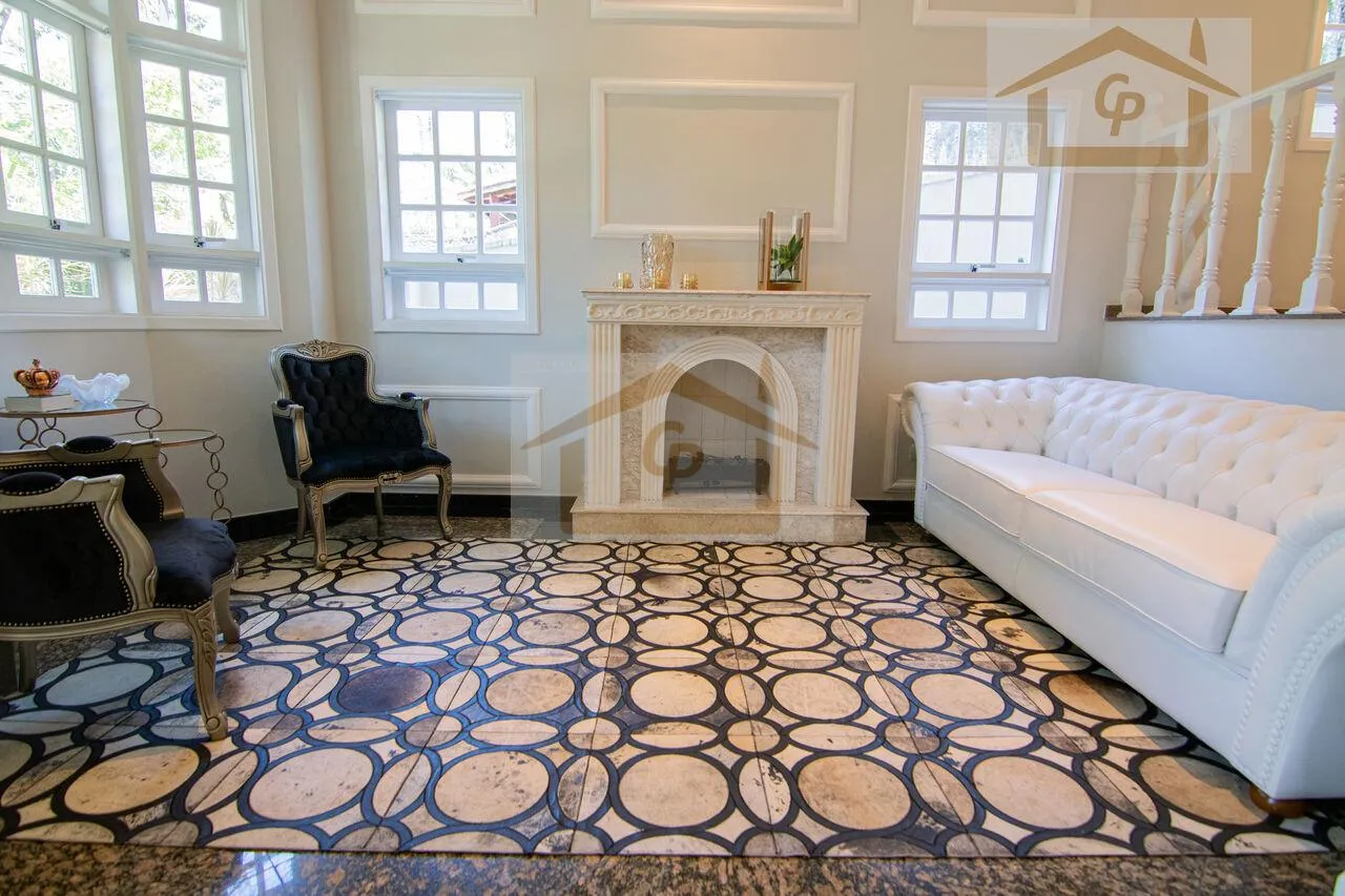 Imagem Casa de estilo Neo-Clássico recém-reformada e ampliada, 4 quartos sendo 2 suítes, 4 vagas