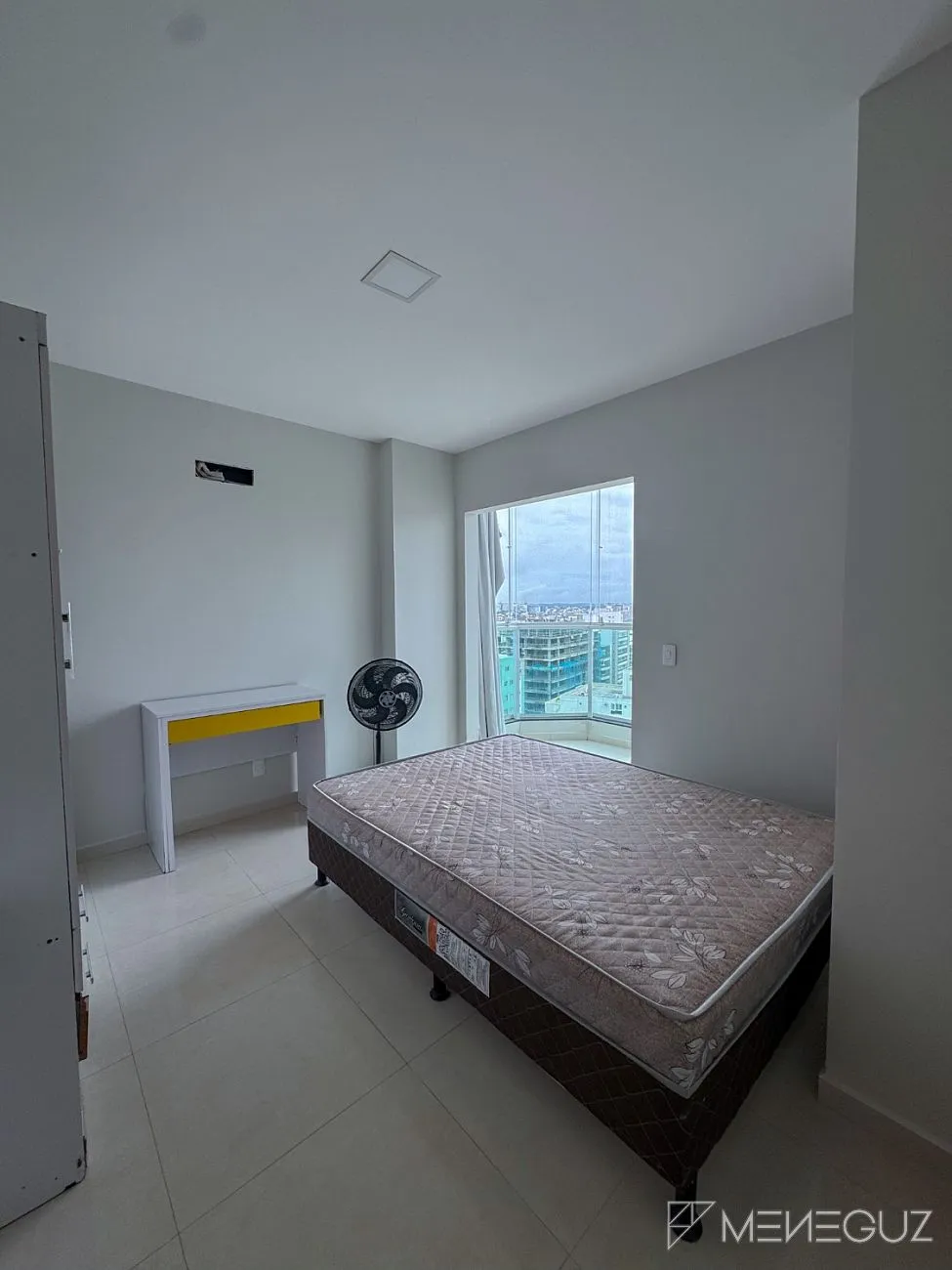 Imagem Apartamento mobiliado de 3 quartos na Avenida Praiana - andar alto, vista para as montanhas e vista discreta para o mar!