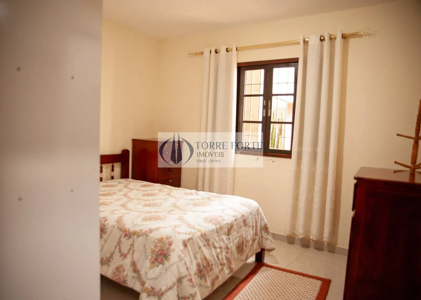 Imagem Ótima casa 170 m² 4 dorms. 1 suíte, 1 vaga de garagem, quintal, Vila Miriam
