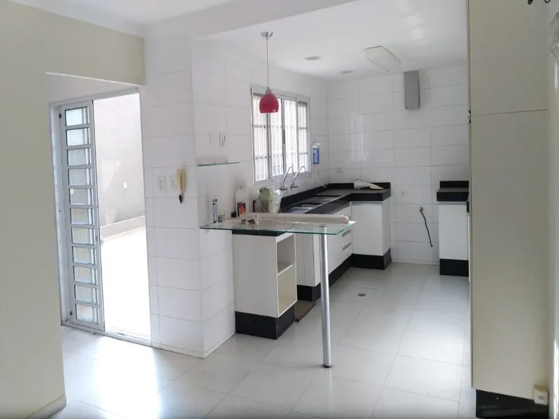 Imperdível: Casa à venda em Jardim das Laranjeiras, São Paulo-SP! 3 quartos, 2 suítes, 2 banheiros, 4 vagas de garagem, 250m².